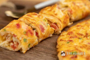 西红柿面条饼
月龄：11m+
食材：面条150g、鸡蛋2个、小葱1根、西红柿半个
步骤：1-小葱切葱花，鸡蛋打入碗中搅散，加入小葱拌匀，西红柿去皮切丁备用
2-面条煮熟用凉开水冲一下，用厨房剪刀将面条剪成小段
3-将面条、西红柿丁放入鸡蛋液中，用筷子拌匀
4-不粘锅放入食用油，倒入鸡蛋面条液，用锅铲摊开面条鸡蛋液，摊成一块圆形的大饼，尽量薄一些
5-小火煎至表面蛋液凝固时候，翻面再继续煎一会儿，煎至饼底金黄即可出锅，晾凉后切成小块就可以了