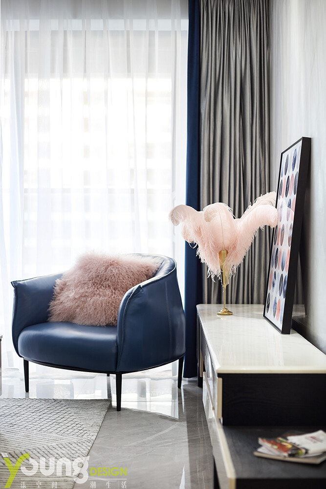 项目名称：识途
项目设计：深圳漾空间设计有限公司
软装实施：越过山丘家居生活馆
项目地点：深圳深业东岭
项目面积：120平
装修风格：现代轻奢