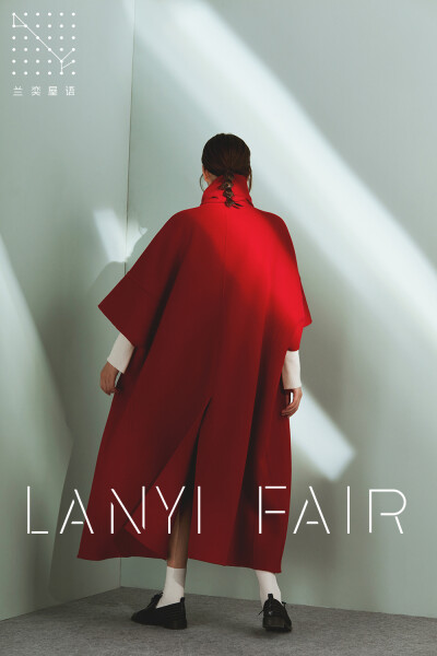 兰奕屋语LANYI FAIR“凡尔赛玫瑰”穿上她，如同被一张巨大的毯子包裹，温暖有安全感。百分百双面羊毛材质，全手缝工艺。近期降温，大家注意保暖，有温度的优雅披风大衣，让你美美的入冬。 服装设计：兰奕