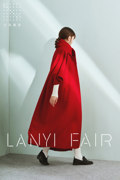 兰奕屋语LANYI FAIR“凡尔赛玫瑰”穿上她，如同被一张巨大的毯子包裹，温暖有安全感。百分百双面羊毛材质，全手缝工艺。近期降温，大家注意保暖，有温度的优雅披风大衣，让你美美的入冬。 服装设计：兰奕