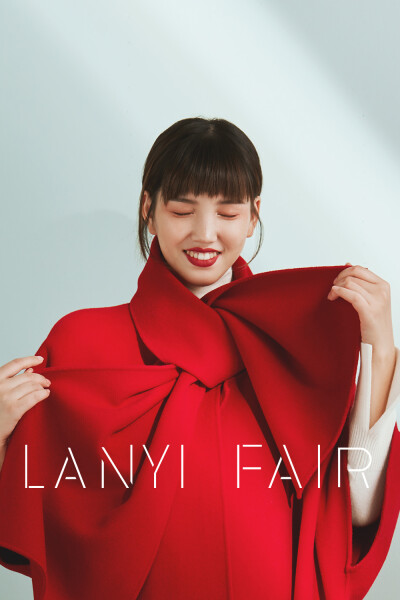 兰奕屋语LANYI FAIR“凡尔赛玫瑰”穿上她，如同被一张巨大的毯子包裹，温暖有安全感。百分百双面羊毛材质，全手缝工艺。近期降温，大家注意保暖，有温度的优雅披风大衣，让你美美的入冬。 服装设计：兰奕