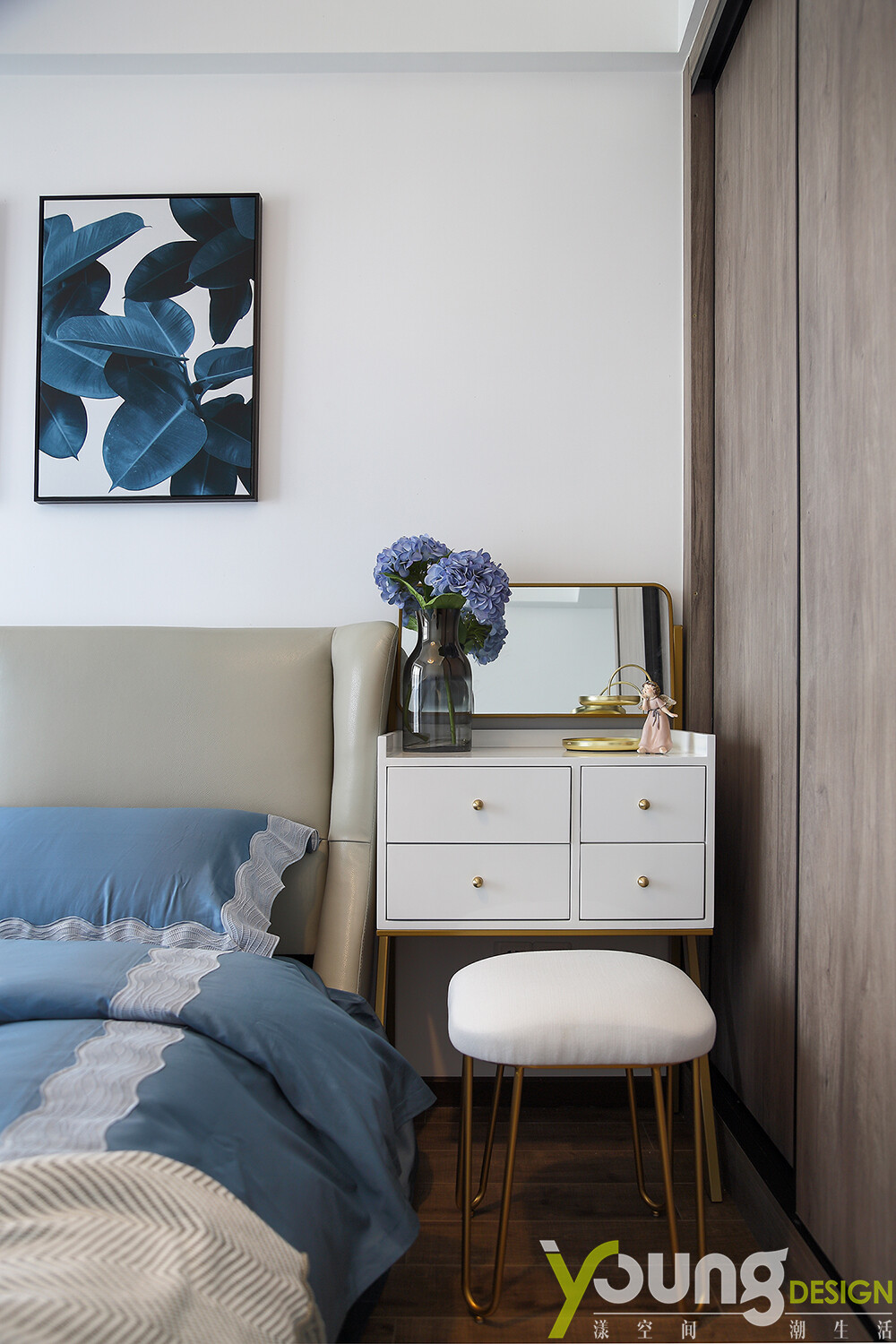 项目名称：识途
项目设计：深圳漾空间设计有限公司
软装实施：越过山丘家居生活馆
项目地点：深圳深业东岭
项目面积：120平
装修风格：现代轻奢