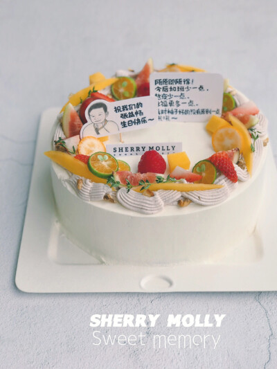 #SHERRY Molly家の下午茶#—『原味cake』给老公的生日cake～挑了大气款的呢 8寸就是稳重呀 跟小插牌的照片一样稳‍♀️莓果装饰起来也热闹 还有可可奶油点缀～男生真幸福呀 收到的祝福都这么长一段话