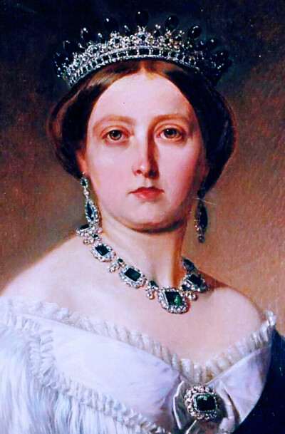 1846年，维多利亚佩戴着这套首饰请画师为自己绘制肖像，足见她的喜爱程度。