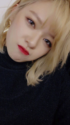 俞定延，1996年11月1日出生于韩国，韩国女歌手，韩国女子演唱组合TWICE成员。