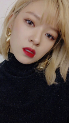 俞定延，1996年11月1日出生于韩国，韩国女歌手，韩国女子演唱组合TWICE成员。