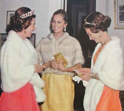 早年已故比利时王后法比奥拉、保拉王后和已故卢森堡大公夫人约瑟芬-夏洛特，3姑嫂