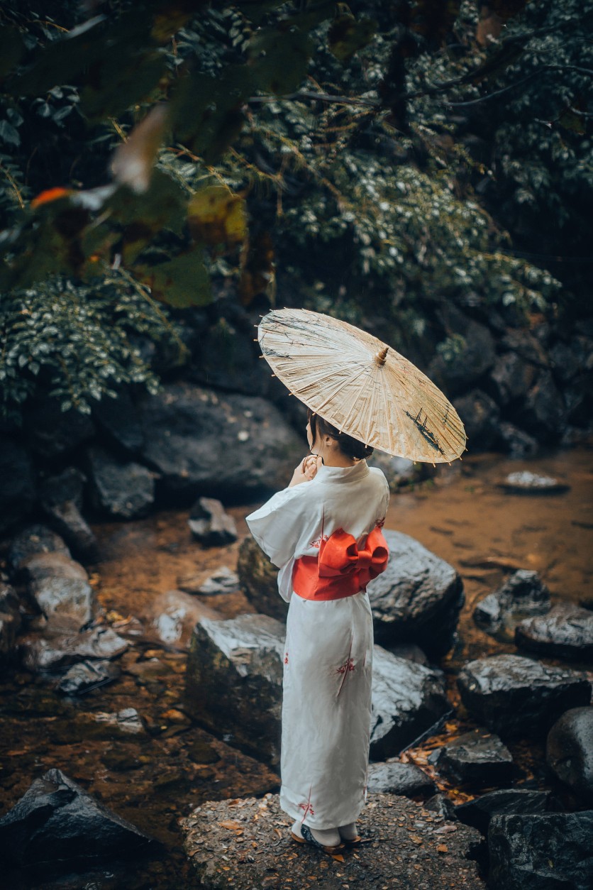 暮雨徘徊，空山旧梦。
出境：客妹粥
摄影/后期/化妆：@子绿_
服装：@限时赏味复古设计女装
#丽水约拍##江浙沪约拍#￼丽水约拍 #金华约拍##温州约拍#