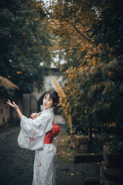 暮雨徘徊，空山旧梦。
出境：客妹粥
摄影/后期/化妆：@子绿_
服装：@限时赏味复古设计女装
#丽水约拍##江浙沪约拍#￼丽水约拍 #金华约拍##温州约拍#