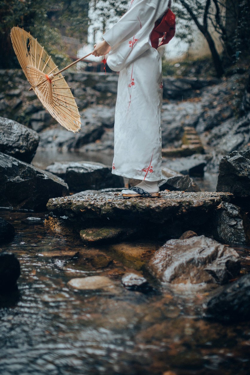 暮雨徘徊，空山旧梦。
出境：客妹粥
摄影/后期/化妆：@子绿_
服装：@限时赏味复古设计女装
#丽水约拍##江浙沪约拍#￼丽水约拍 #金华约拍##温州约拍#