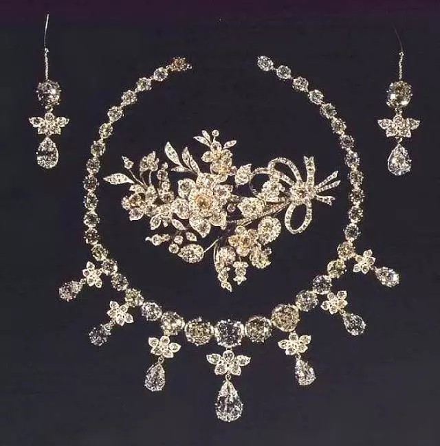 丹麦王室珠宝,这些钻石自18世纪开始就是王室的财产。如此历史悠久的王室珠宝堪称罕见。王后总是用这个花状的后冠来与这套钻石首饰相配。在这套首饰的项链中间的方钻原本是镶在“不开心的”卡洛琳·马蒂尔德公主（弗雷德里克六世的长女）的戒指上的。她因为与王室医生斯普鲁恩斯的丑闻而被驱逐，因此归还戒指。