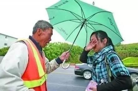 一位环卫工捡到一个女大学生的钱包，在雨中苦等了2小时，终于等来了失主，女大学生赶到后，感动得直掉眼泪。然而，见她还淋着雨，环卫工张国顺撑起了雨伞上前为她遮雨，而他自己却一直被雨淋着。这是在烟台市区月亮湾景区的公交车站点发生的感人一幕。