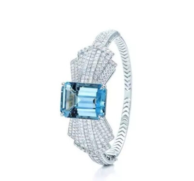 作为装饰艺术时代的顶级珠宝商，蒂芙尼以白钻和彩色宝石营造独致珠宝风尚。这款海蓝宝石蝴蝶结手链，灵感源自二十世纪30年代的古董珍藏手绘图，是这一风格的典范之作。