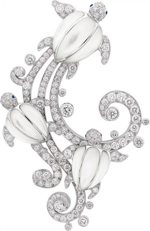 2015梵克雅宝梦幻海洋珠宝系列新品
  法国珠宝世家梵克雅宝(Van Cleef & Arpels)，再一次施展魔法，用充满想象般的精湛技术，以奢华宝石描绘出古罗马文化里相当注重的“七海”，这七片特色各具的大海，用它们绝世般地面貌提供珠宝工坊一个灵感的来源，Van Cleef & Arpels创作出全新顶级珠宝系列：Seven Seas。Seven Seas顶级珠宝系列以大西洋、印度洋、阿拉伯海、红海、地中海、亚得里亚海、黑海、里海等7主题发想，采用各式珍稀宝石将海洋的千姿百态、梦幻奇想具体化作一件件璀璨的珠宝作品。
阿拉伯海系列
梵克雅宝(Van Cleef & Arpels)就像阿拉伯海上的航海家，穿过海龟云集的波涛，当夜幕低垂时，又醉心于如沉睡中海面上的穹苍倒影。热情的阿拉伯海潮轻抚过印度的海岸与阿拉伯半岛，这片海施展着东方明珠的魅力魔法。
