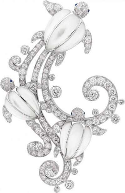 2015梵克雅宝梦幻海洋珠宝系列新品
  法国珠宝世家梵克雅宝(Van Cleef & Arpels)，再一次施展魔法，用充满想象般的精湛技术，以奢华宝石描绘出古罗马文化里相当注重的“七海”，这七片特色各具的大海，用它们绝…