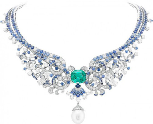 2015梵克雅宝梦幻海洋珠宝系列新品
  法国珠宝世家梵克雅宝(Van Cleef & Arpels)，再一次施展魔法，用充满想象般的精湛技术，以奢华宝石描绘出古罗马文化里相当注重的“七海”，这七片特色各具的大海，用它们绝世般地面貌提供珠宝工坊一个灵感的来源，Van Cleef & Arpels创作出全新顶级珠宝系列：Seven Seas。Seven Seas顶级珠宝系列以大西洋、印度洋、阿拉伯海、红海、地中海、亚得里亚海、黑海、里海等7主题发想，采用各式珍稀宝石将海洋的千姿百态、梦幻奇想具体化作一件件璀璨的珠宝作品。
地中海系列
在沐浴着阳光的蔚蓝天空下，梵克雅宝(Van Cleef & Arpels)凝视着地中海如舞姿般优美倒影。从耀眼的群青到清澈的碧绿，其细腻变幻的蓝色令人赞叹。在粉色红鹤与海洋仙子的守护之下，这片充满传说的海波光闪烁诱人。
