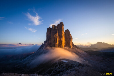 三大峰
落日的余晖洒在阿尔卑斯山脉的“三大峰（Tre Cime di Lavaredo）”峰顶，这里也是一个著名的旅游景点地，山峰的名字在意大利语中是“拉瓦雷多三峰”的意思。摄影：Eric Merideth