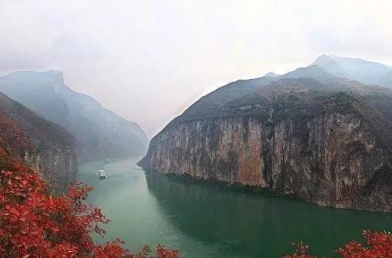 三峡红叶
三峡的红叶可是一个非常有名的景观，红叶长在非常高的山上，远远望去，我们可以看见环绕在山间的白雾，清澈的湖水从峡谷缓缓流过，整个风景看上去犹如人间天堂。