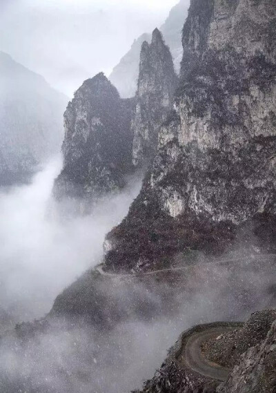 山西林州——秋天雾漫太行山，这是一首诗，更是一幅画。
山腰漫卷着渺渺茫茫的云海，把山峰托在半空，使这群峰一抹抹悬浮着，犹如海市层蜃楼一般。飘飘忽忽的白云不断变幻着美姿，如大海波涛汹涌澎湃，如缕缕青烟悠…