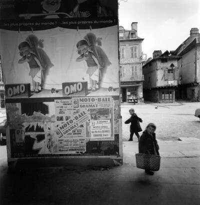 小小的持家人
1958年， 法国，Robert Doisneau摄
