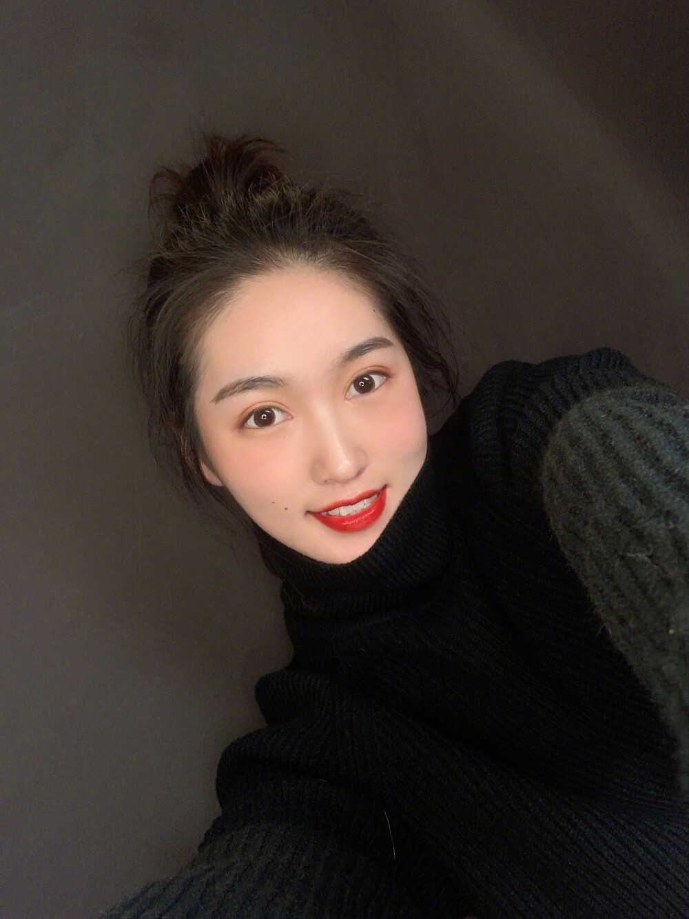 妈呀我终于入手橘 朵啦！！！开心[米奇喜欢]染唇略严重，有点难卸，取而代之的是持久度很Nice！少女的甜香味道～205是一个烂番茄色！特别特别显白！其实感觉也不全是单纯的烂番茄色，还有一点血浆色的感觉！咬唇全涂都好看的！强推这个色！405替代色！210是个珊瑚橙色，非常显嫩！这个唇釉自身颜色看起来橘调非常的种，我会担心显黑，但是完全不会！因为质地很通透的原因跟唇色中和了之后变得格外好看！211是一个烂橙子色！超级好看啊！感觉和205相比更橙调一点，非常活泼可爱，而且这个眼神一点都不荧光，什么肤色涂上都好看的～