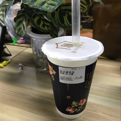 被同事种草了一个超好喝的奶茶，超好喝忍不住给你们安利！奶茶真的是21世纪最伟大的发明之一了，冬天喝真的超幸福啊！你们最爱的宝贝奶茶是什么呀，互相推荐呀~