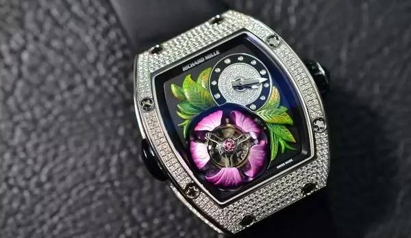 Richard Mille SIHH2015新作 RM 19-02花卉陀飞轮腕表
“素面粉黛浓，玉盏擎碧空，
何须琼浆液，醉倒赏花翁”。
Richard Mille SIHH2015新作RM19-02花卉陀飞轮腕表，其陀飞轮装置就隐藏在七点位玉兰花瓣中，6秒的时间花瓣会徐徐打开，停留5分钟后，再用6秒的时间缓缓闭合。