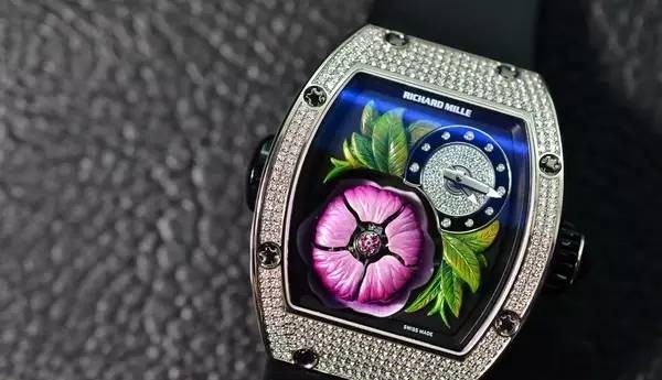 Richard Mille SIHH2015新作 RM 19-02花卉陀飞轮腕表
“素面粉黛浓，玉盏擎碧空，
何须琼浆液，醉倒赏花翁”。
Richard Mille SIHH2015新作RM19-02花卉陀飞轮腕表，其陀飞轮装置就隐藏在七点位玉兰花瓣中，6秒的时间花瓣会徐徐打开，停留5分钟后，再用6秒的时间缓缓闭合。