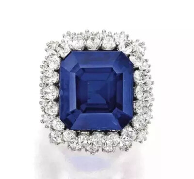 克什米尔蓝宝石，重27.68ct，无加热，阶梯形切割
成交价：674.5万美元 | Sotheby‘s，香港，2015年10月
一颗天然无烧产自克什米尔的浓郁蓝色蓝宝石，它的价值远远超过其他产地的类似蓝宝石，即产地溢价，这是一个真…