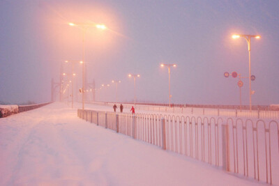 我这一生，
可一定要跟你一起
看一场大大的雪，
才算完