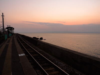 夕暮れ時の千綿駅のホームと大村湾