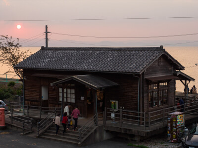 夕暮れ時の千綿駅