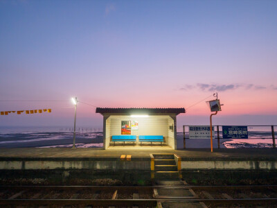 日の出前の大三東駅