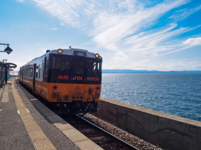 千綿駅のホームと大村湾