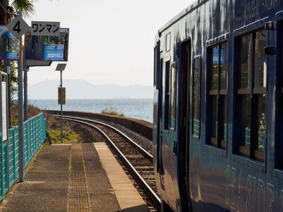 千綿駅に停まる列車と大村湾