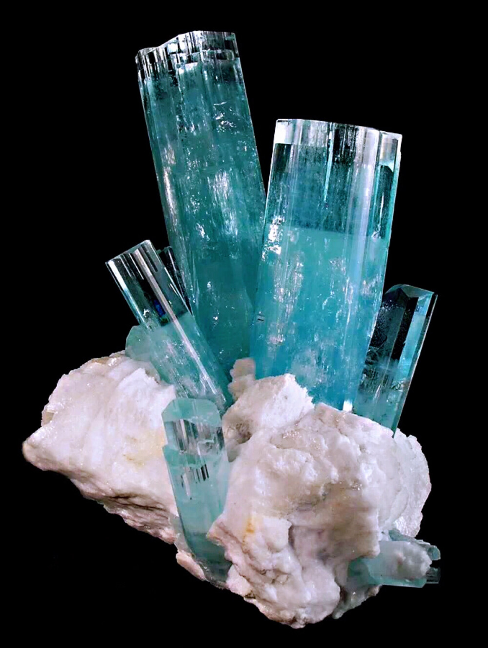 海蓝宝石是绿柱石家族中具有优雅气质的天空蓝色品种，拉丁语“Aqua”意为水，“Mare”意为海，海蓝宝石是欧美宝石市场热爱的品种，航海家用它祈祷海神保佑出行的安全。海蓝宝是含铁的绿柱石，颜色有蓝色、绿蓝色到蓝绿色。价值最高的为蓝色较深的品种，但是此品种天然产出较少。