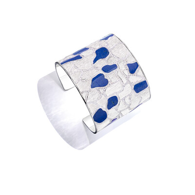 【瑞士】PIAGET(伯爵)珍稀珠宝鉴赏
2016（Sunny Side of Life）“生活中阳光的一面”系列高级珠宝手镯
白金与钻石手镯饰以宫廷式图腾，零星缀以不规则状青金石
编号:（G36M4800）