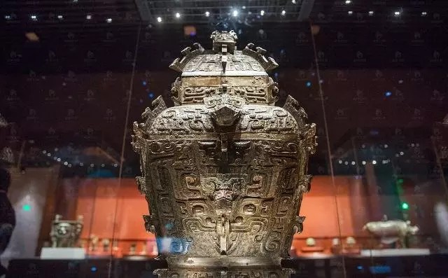 湖南省博物馆中就有一件叫做”皿天全方罍”的稀世国宝。
这件国宝高84.8厘米、器身高63.6厘米，它由罍盖和罍身两部分组成。罍盖精美异常，如同宫殿的形状一样；罍身则是长方器口，直颈、高圈足。整个形态非常优美，上面有云雷纹、兽面纹、夔龙纹、凤鸟纹等多种精美的纹路。从罍盖和罍身上所刻的文字来看，这是当时皿氏族人所有，所以叫做皿天全方罍。