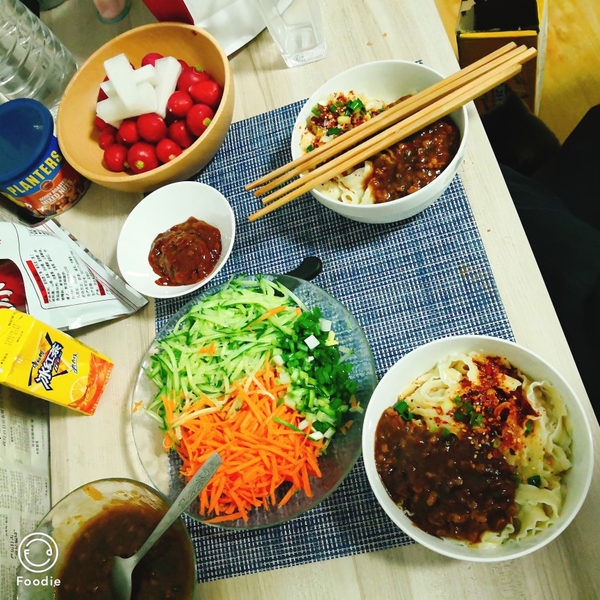 萝卜蘸酱+油泼炸酱面(◔◡◔)