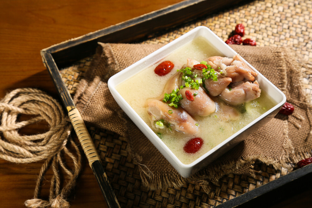 冒鸭血、冒脑花、老妈蹄花都是川菜的代表，每一样都是成都文化的体现有辣有淡，符合任何一个地方的口味也因此川菜那么火爆！