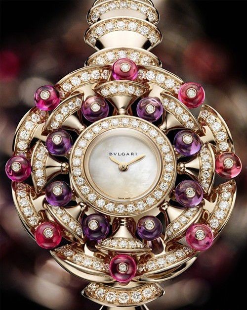 BVLGARI宝格丽全新DIVA高级珠宝腕表
DIVA系列完美再现了“甜蜜生活”（Dolce Vita）年代的迷人风采，堪称意大利电影黄金年代的华美缩影。
高级珠宝腕表采用18K玫瑰金表壳及表带（约107.35克）和白色珍珠母贝表盘，镶嵌286颗明亮式切割钻石，总重约5.67克拉，以及8颗碧玺和8颗紫水晶。搭载BVLGARI宝格丽定制石英机芯。
