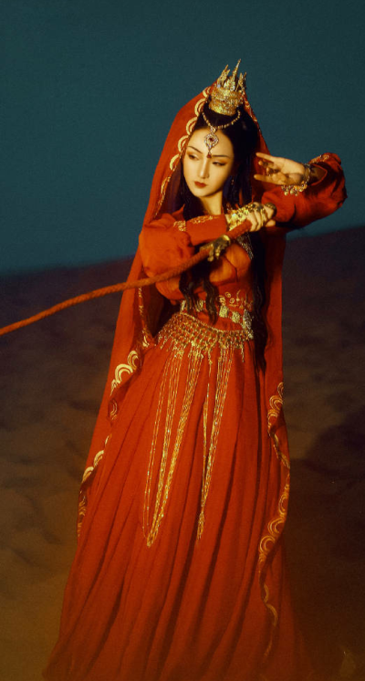 朱颜染尘
大漠谣
后来沙漠深处，
再也无人见过那红衣舞娘。
摄影：@張mo_
出镜：@纱烟
妆造：@纱烟 