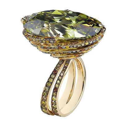  迄今已知最大的「变色龙」钻石名为「Chopard Chameleon Diamond」——这是一颗31.32ct的椭圆形切割钻石，2007年经瑞士珠宝商 Chopard 设计为一枚钻石戒指，外圈围镶浅色彩钻厘石。这枚戒指在2008年的 Baselworl…