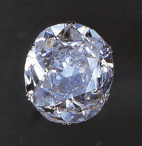 光之山钻石（Koh-I-Noor Diamond）
据说光之山钻石（Koh-I-Noor Diamond）发现于印度贡都尔（Guntur）区域的可拉(kollur)矿山，最早的文献记载可以追溯到1304年，原石重800克拉，最初磨成玫瑰型，重191克拉(186．5旧克拉)。由当时该地的统治者卡卡提亚王朝的国王将钻石镶嵌在首都瓦朗加尔的一间庙内的女神眼中。
光之山钻石（Koh-I-Noor Diamond），又名 “光明之山”、“柯伊诺尔”，重105.6克拉，是一枚拥有六十六个刻面的圆形钻石，现隶属于英国皇室，被镶嵌在英国王冠上。光之山钻石（Koh-I-Noor Diamond）是一枚古老的钻石，据悉来自于13世纪的印度。几经朝代更替，最终被英国王室所得，直至今日光之山钻石（Koh-I-Noor Diamond）亦是英印巴三国政治交涉的痛点。