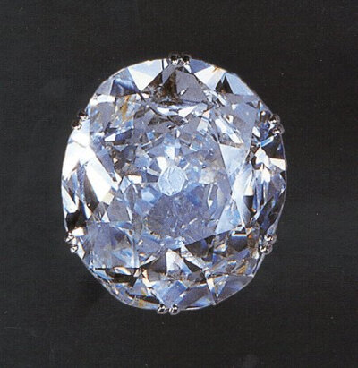 光之山钻石（Koh-I-Noor Diamond）
据说光之山钻石（Koh-I-Noor Diamond）发现于印度贡都尔（Guntur）区域的可拉(kollur)矿山，最早的文献记载可以追溯到1304年，原石重800克拉，最初磨成玫瑰型，重191克拉(186…