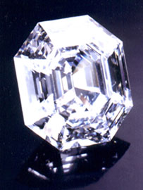 美洲之星钻石（Star of America Diamond）
美洲之星钻石（Star of America Diamond）又名“美国之星”钻石，重100.57克拉，是目前最大的颜色D-color净度 Flawless的阿斯切型（Asscher cut）切工钻石。 虽然被命名为“美洲之星”钻石，但它的发现地并不是美国，而是发现于南非的奥兰治（Orange River）河畔，属于格拉夫珠宝公司。美洲之星钻石（Star of America Diamond）原石重255克拉，格拉夫珠宝公司的工匠经过九个月的切割和抛光，最后得到了100.57克拉的 Star of America 美国之星，以纪念Graff USA.而推出，目前仍归格拉夫珠宝公司所有。