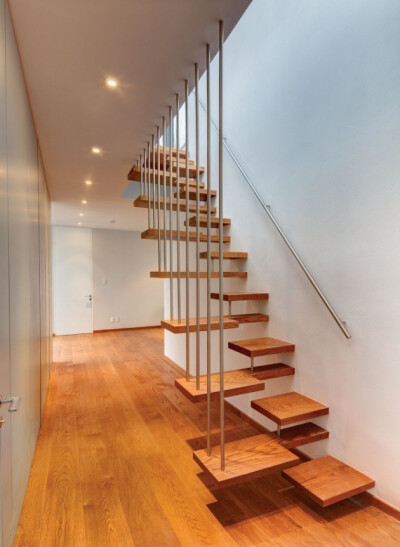 买一所复式的房子，设计一个满是创意的楼梯，每天上下楼梯都会变成一件有趣的事情。生活本来就挺苦的了，我们要学会给自己一点甜，那就从一个造型独特的楼梯开始吧！