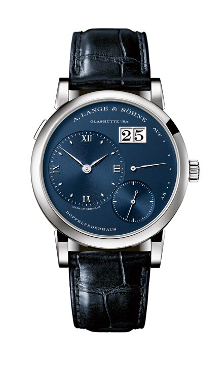 【德国】朗格（A.Lange & S&ouml;hne）——Lange 1系列腕表
自1994年首个新时代腕表系列面世以来，LANGE 1一直是朗格的代表作。与第一代LANGE 1一脉相承，第二代LANGE 1配备全新手动上链机芯和瞬跳大日历显示，即踏入午夜时，大日历显示会向前推进一天，清晰无误。