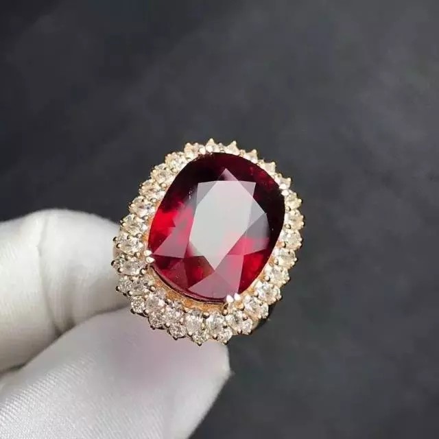 碧玺中的王者——卢比来——解密这般耀眼珍贵的红
卢比来，Rubellite，在五彩缤纷的碧玺家族中，地位十分特殊，耀眼的美丽颜色俘获众多芳心，如红宝石一般，甚至优质的卢比来可以媲美红宝石。