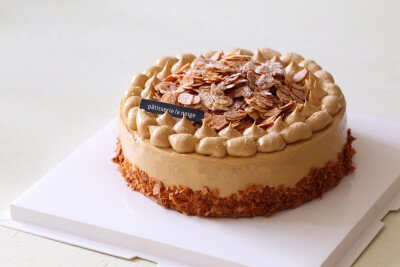 祝自己生日快乐
蛋糕给自己做了马斯寇特，在蓝带学的第一款大蛋糕，样子简单但味道一点不简单。 ​​​